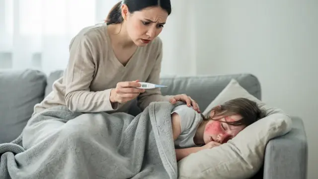Reiseapotheke für Senioren mit wichtigen Medikamenten und Checkliste