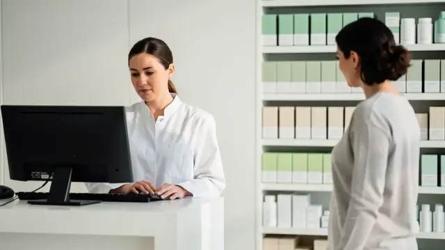 Medikamente finden in der Apotheke dank verlässlicher Informationsquellen und Apps