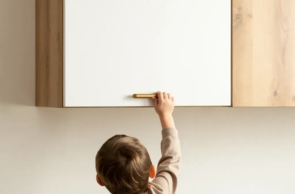 Sichere Aufbewahrung von Medikamenten für Kinder in einem hohen Schrank