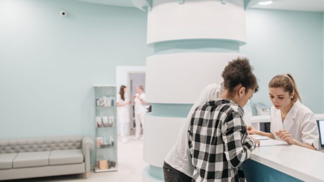 Gesundheitszentrum vs. Hausarzt: Wann lohnt sich der Wechsel?