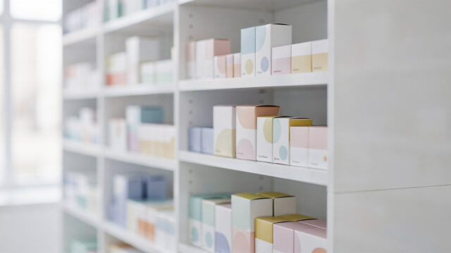 Gut sortierte Apotheken-Regale mit Medikamentenverpackungen zur Preisübersicht für günstige Arzneimittel