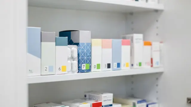Abgelaufene Medikamente in einem geordneten Medikamentenschrank