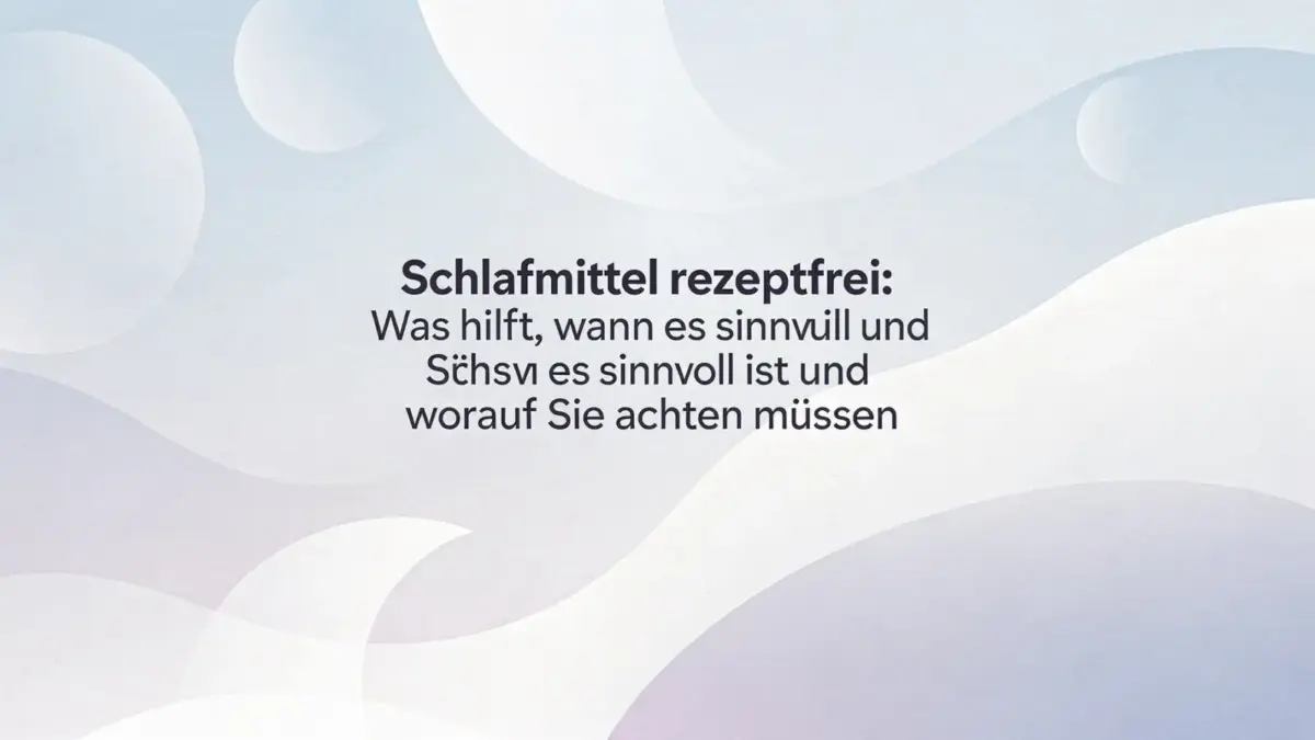 Bedside table mit Wasser, Wecker und Schlafmittel rezeptfrei in einer ruhigen Schlafumgebung