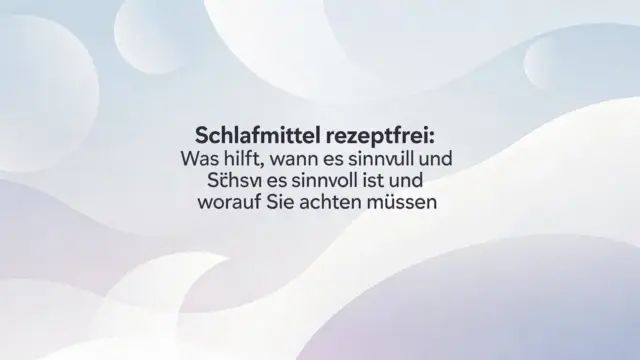 Bedside table mit Wasser, Wecker und Schlafmittel rezeptfrei in einer ruhigen Schlafumgebung