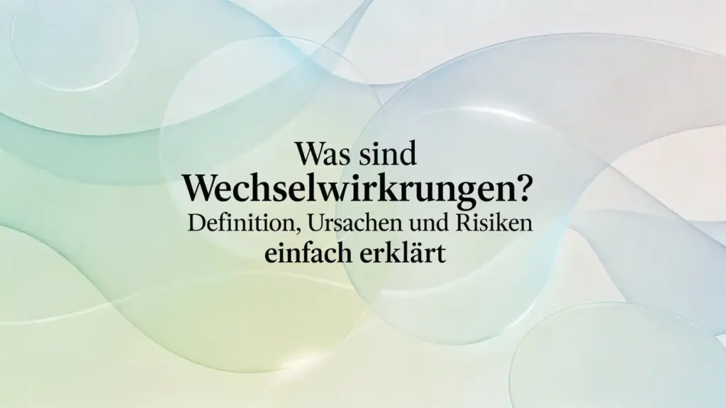 Pillendosierer, Medikamentenbehälter und Wasserglas zum Thema Wechselwirkungen