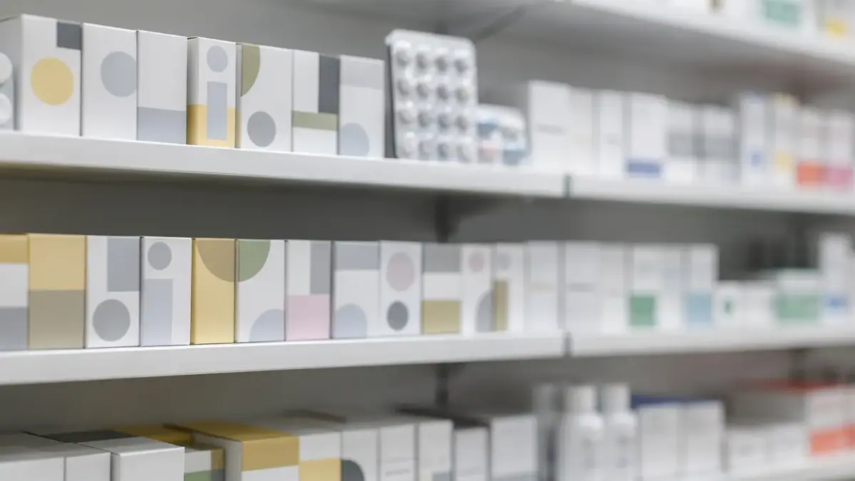 Rezeptfreie Arzneimittel in einer Apotheke mit geordneten Packungen und Blistern