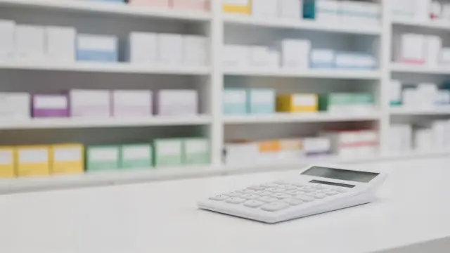 Apothekenregal mit Medikamenten und Preisvergleich zum Thema Medikamente Preisvergleich mit Testsiegern